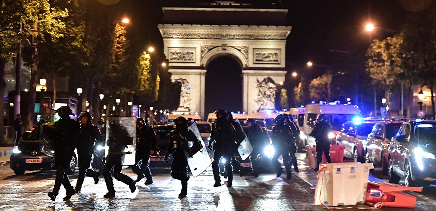 Fransızlar Macron'a sosyal medya kısıtlaması için tepkili: 'Burası diktatörlük değil'