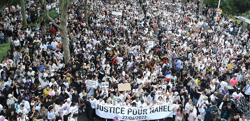 Fransızlar Macron'a sosyal medya kısıtlaması için tepkili: 'Burası diktatörlük değil'