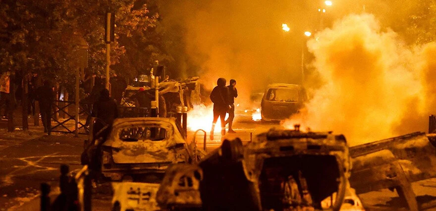 Fransızlar Macron'a sosyal medya kısıtlaması için tepkili: 'Burası diktatörlük değil'