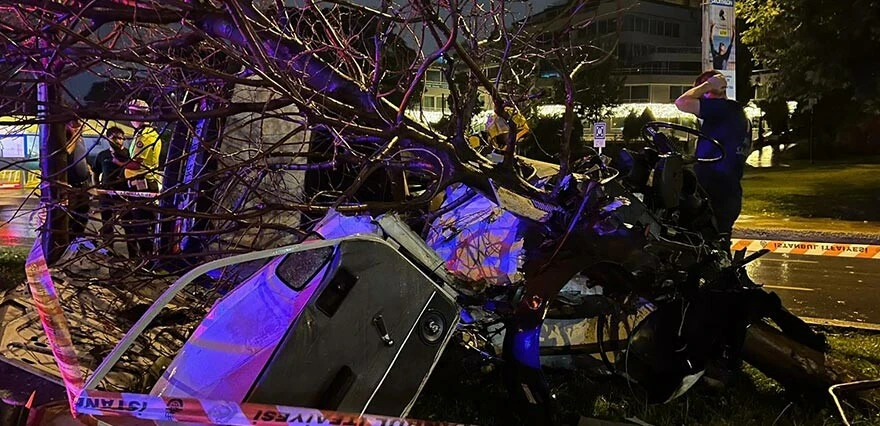 Ağaca çarpan araç ikiye bölündü! Sürücü yaralandı, yanındaki öldü