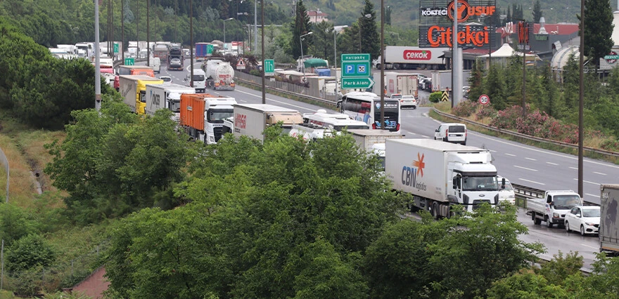Anadolu Otoyolu'nda 13 araç birbirine girdi: 5 yaralı