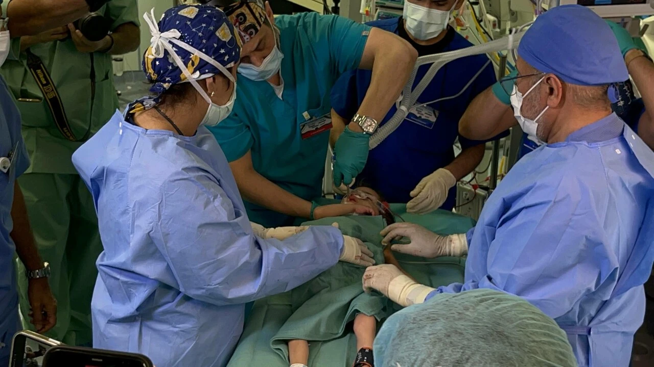 Suriyeli siyam ikizleri Riyad'da birbirlerinden ayrıldı! Birbirlerine karın bölgesinden bağlıydılar