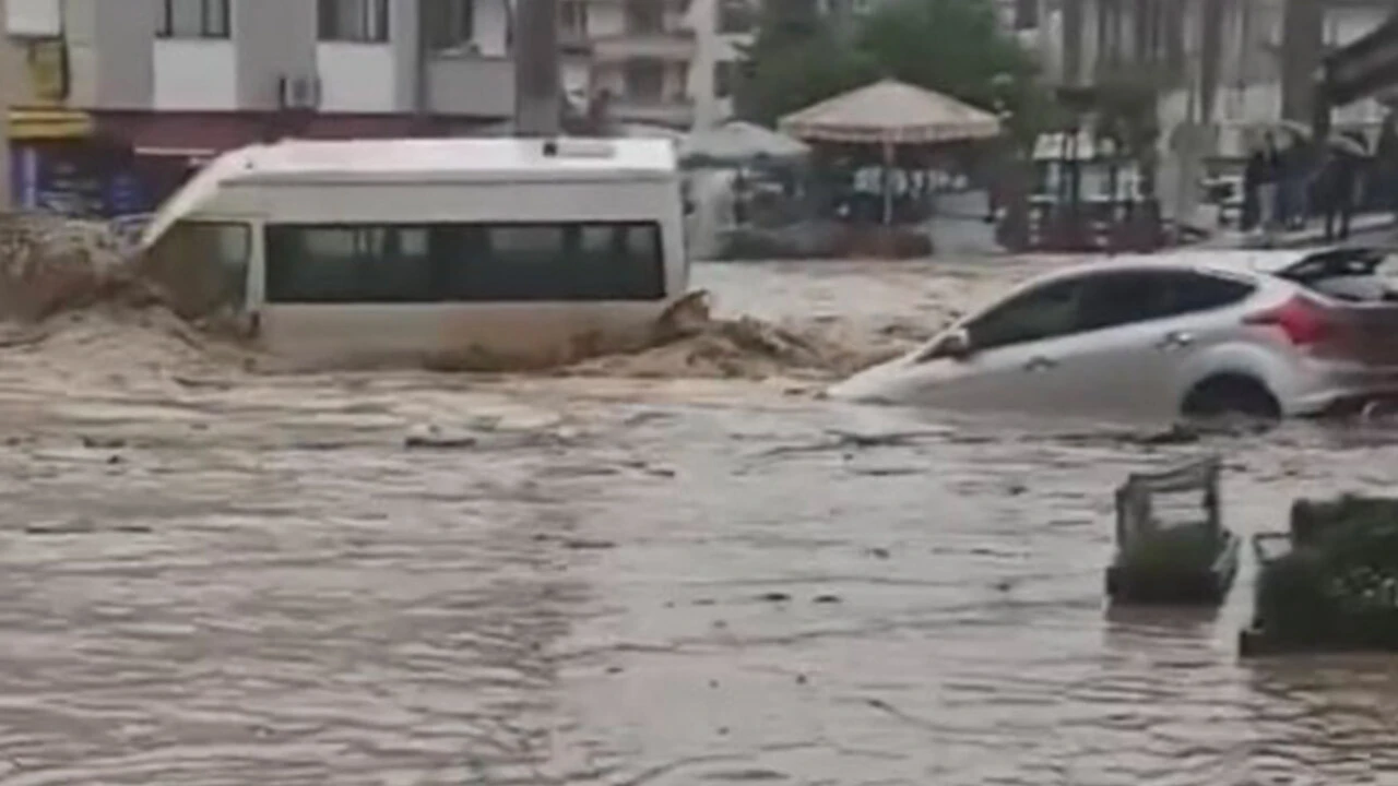 Devrek sele teslim oldu! Araçlar sular altında kaldı, canlarını zor kurtardılar