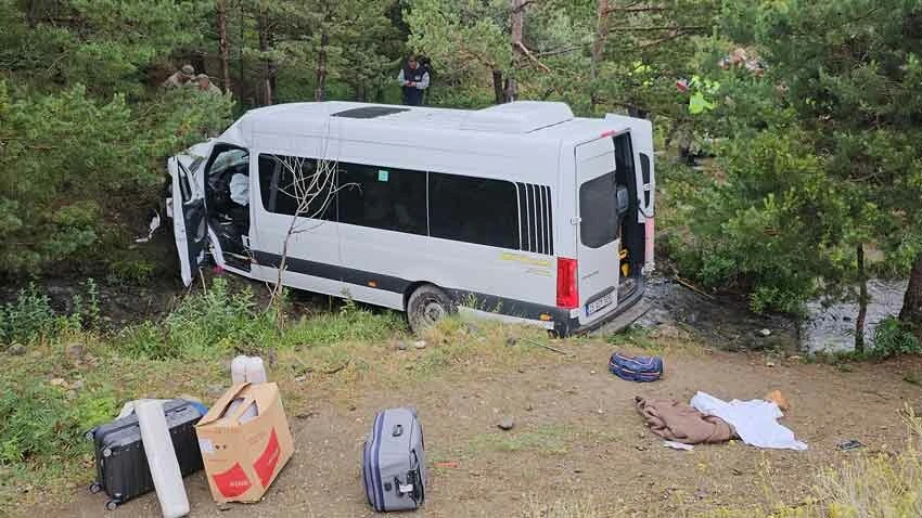 Erzincan'da katliam gibi kaza! Şarampole devrilen minibüsteki 4 kişi öldü, 10 kişi yaralandı