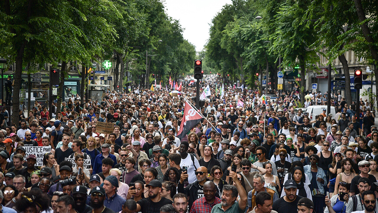 Fransa&#039;da protesto alarmı! Havai fişek satışı yasak