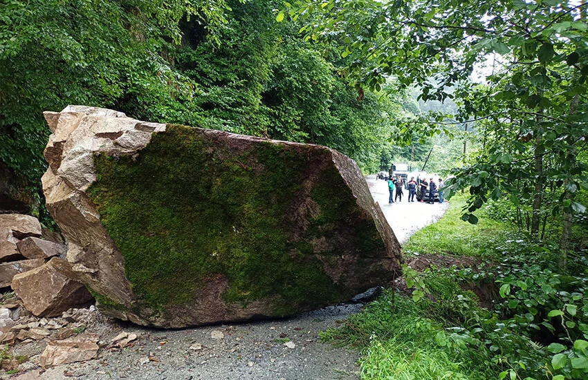 Rize'de korkutan görüntü! Dev kaya yola düştü