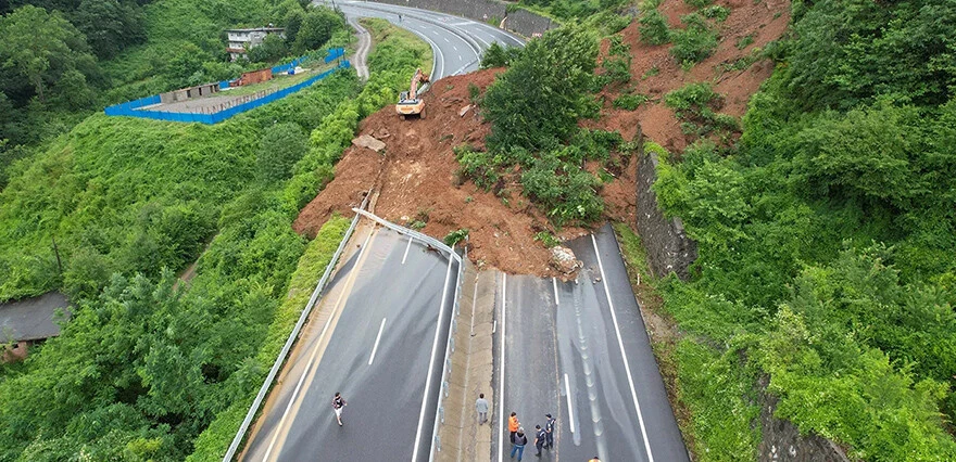 Karadeniz'i yine sel vurdu: 130 kilogram yağış, ölüm, bine yakın heyelan ve toprak kayması...