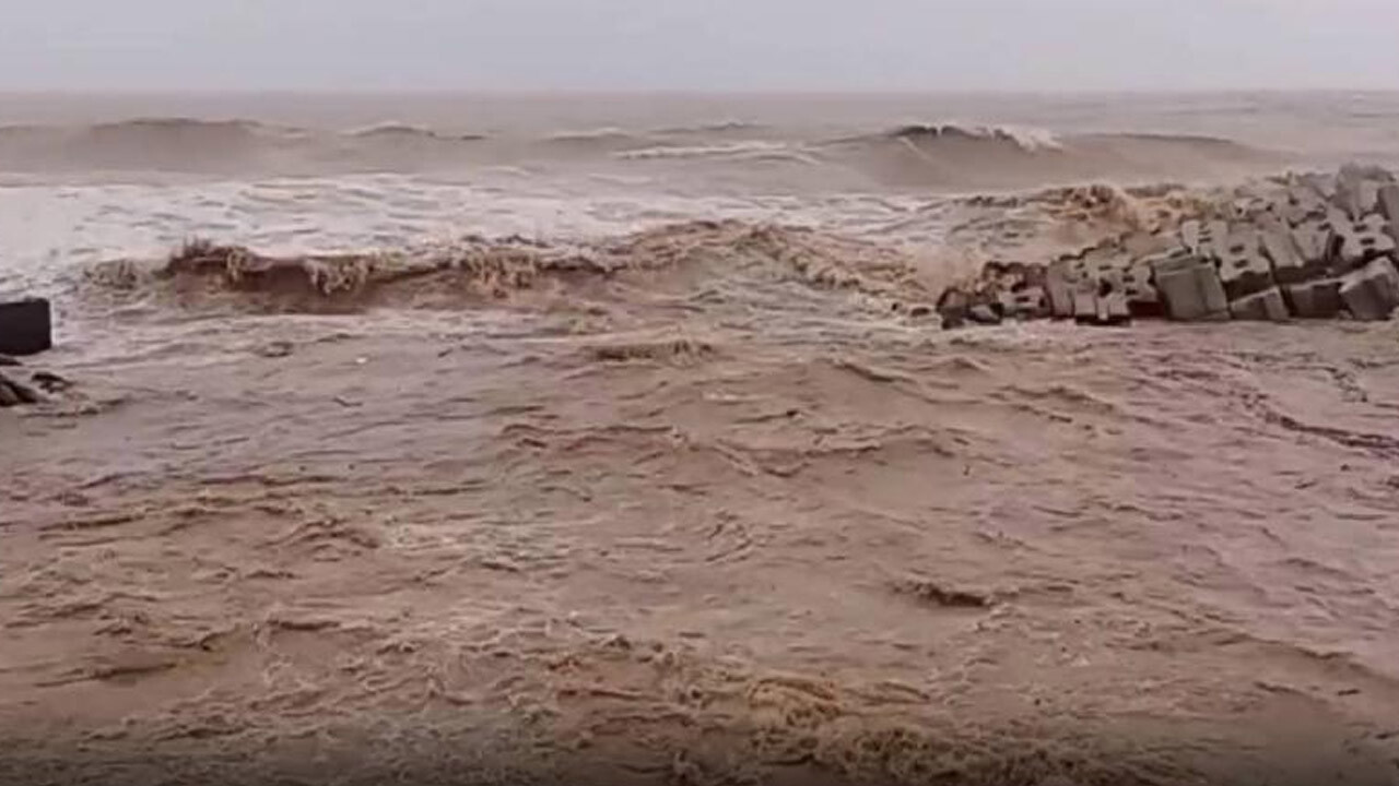 Karadeniz’e dökülen dereler denizin rengini değiştirdi