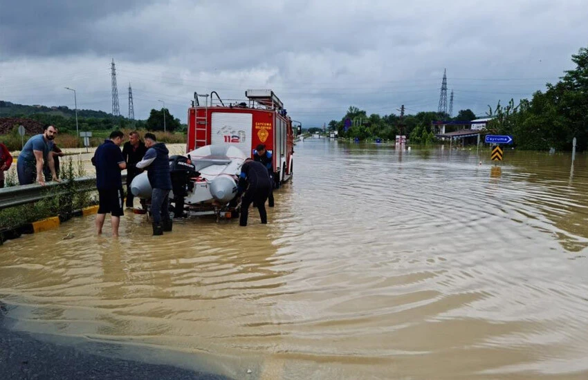 Karadeniz'de sel ve heyelan felaketi: Yollar kapandı, bakanlar bölgede...