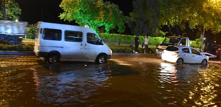 Karadeniz'i yine sel vurdu: 130 kilogram yağış, ölüm, bine yakın heyelan ve toprak kayması...