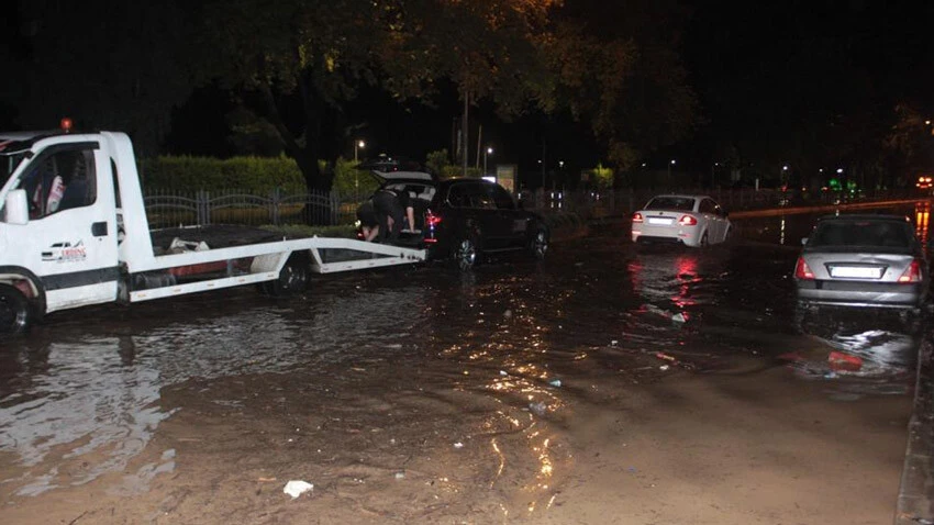 Ordu’da önce sel sonra heyelan: İş makinesi ve araçlar toprak altında kaldı