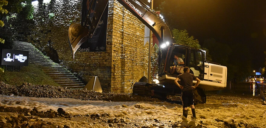 Karadeniz'i yine sel vurdu: 130 kilogram yağış, ölüm, bine yakın heyelan ve toprak kayması...