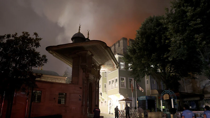 Topkapı Sarayı'ndaki tarihi restoranda yangın: Ekiplerin yoğun müdahalesi sonucu söndürüldü