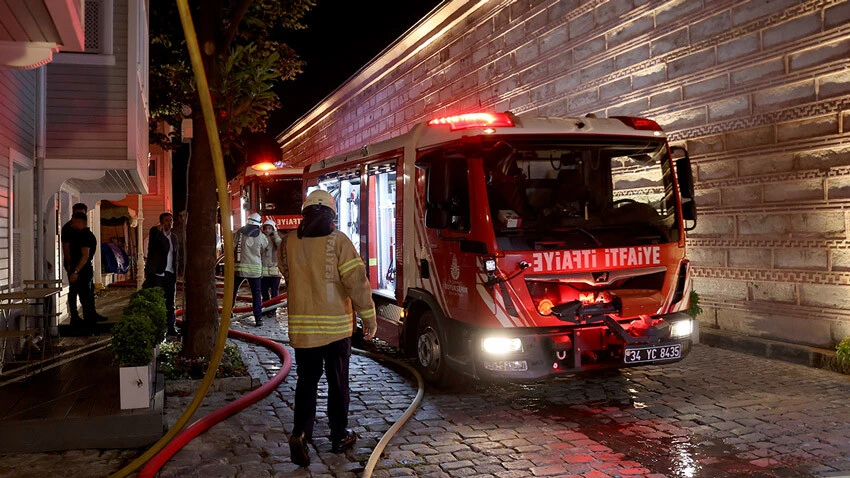 Topkapı Sarayı'ndaki tarihi restoranda yangın: Ekiplerin yoğun müdahalesi sonucu söndürüldü