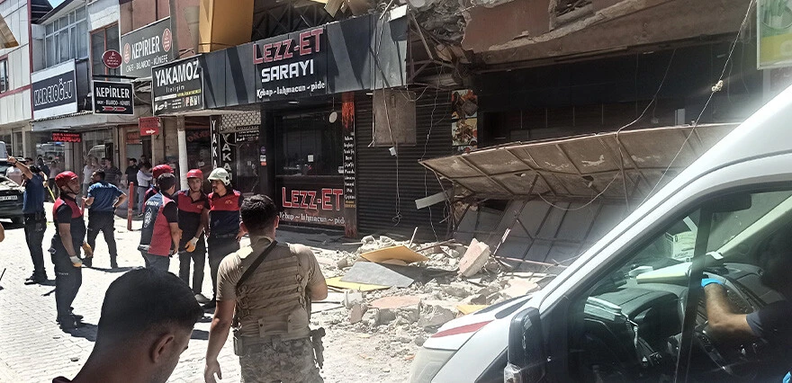  Osmaniye'de depremlerde hasar gören binanın üst katı çöktü