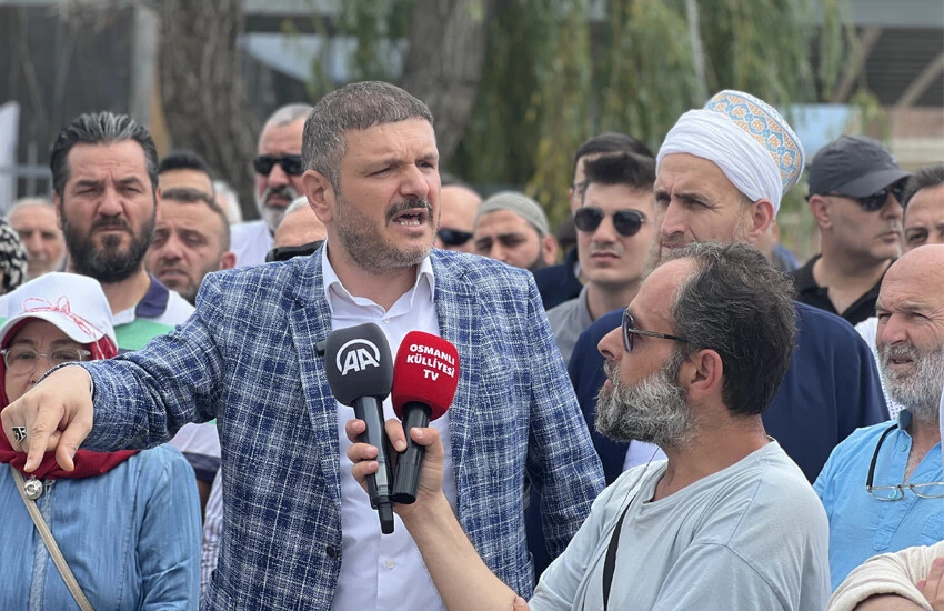 Fikirde Birlik ve Mücadele Platformu Başkanı Kürşat Mican, grup adına yaptığı basın açıklamasında sergideki eserlerin milli ve manevi değerlere hakaret içerdiği, eşcinsellik, satanizm propagandası yaptığını söyledi.