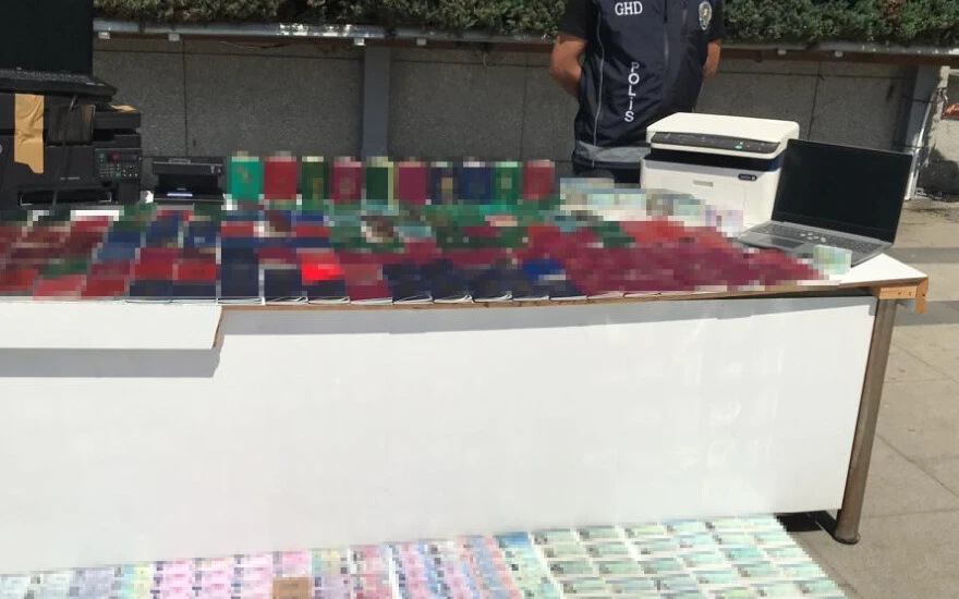 İstanbul'da kaçakçılara dev operasyon yapıldı! Yüzlerce pasaport ve sahte kimlik ele geçirildi…