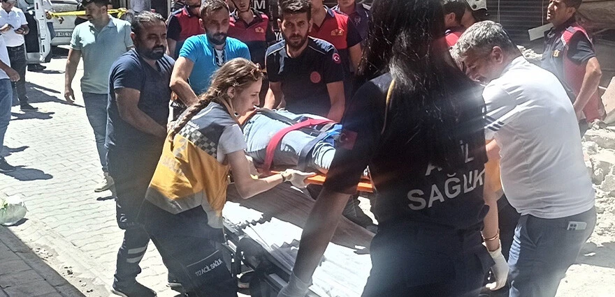  Osmaniye'de depremlerde hasar gören binanın üst katı çöktü