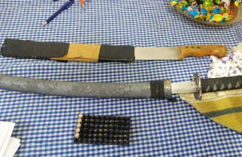 Suç örgütüne yönelik operasyonda baskın yapılan evlerden kılıç çıkması dikkat çekti.