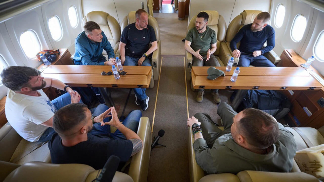 Kremlin'i çıldırtacak karar! Zelenskiy'nin yanında götürdüğü Azov komutanları cepheye gidiyor