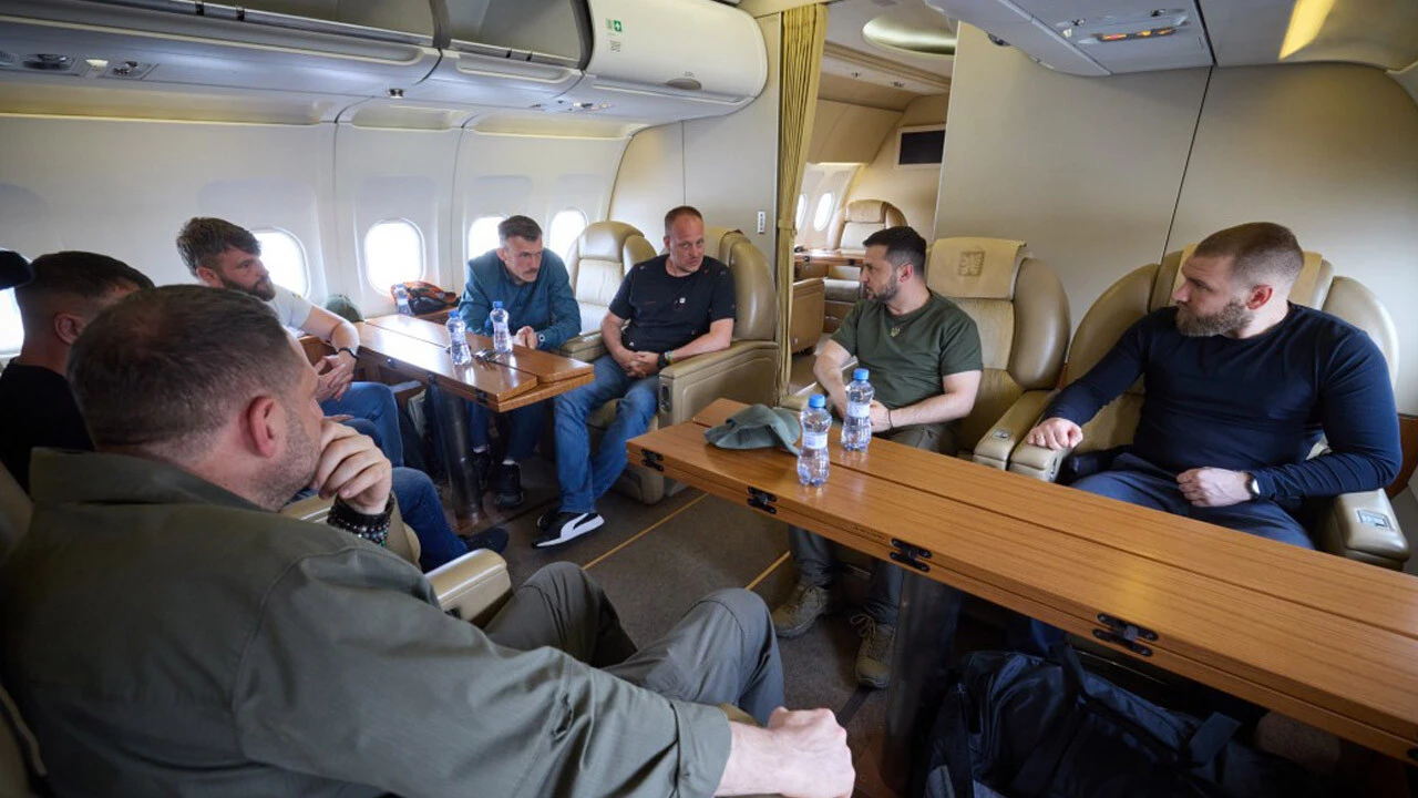 Kremlin'i çıldırtacak karar! Zelenskiy'nin yanında götürdüğü Azov komutanları cepheye gidiyor