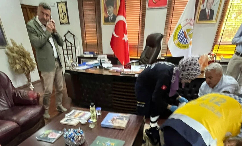 Sapanca Belediye Başkanının makam odasında <a href=