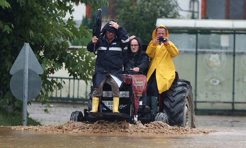 Düzce'de sağanak sonrası birçok noktayı su bastı. Yüzlerce vatandaş tahliye edildi.