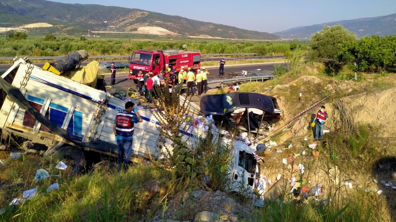 Aydın&#039;da zincirleme kaza! Ortalık adeta savaş alanına döndü: 2 ölü, 4 ağır yaralı