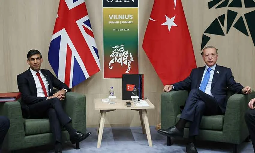 Cumhurbaşkanı Erdoğan NATO Zirvesi'nde İngiltere Başbakanı Rishi Sunak ile bir araya geldi.