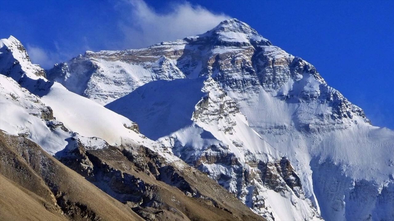 Everest Dağı&#039;nda kaybolan helikopterin enkazına ulaşıldı: 5 kişi hayatını kaybetti 1 kişi ise kayıp