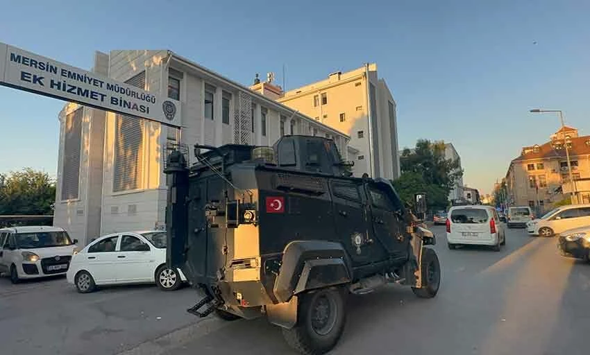Mersin'de 74 adrese eş zamanlı düzenlenen operasyonda çok sayıda kişi gözaltına alındı.