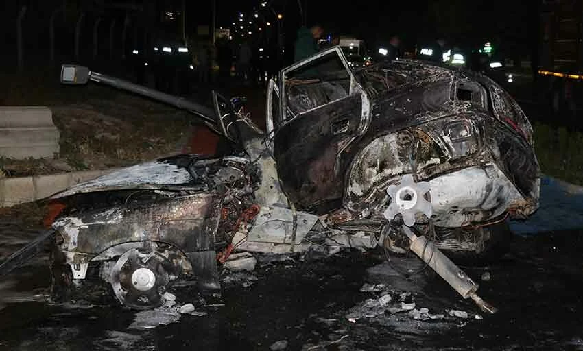 Yayaya çarpan araç alev aldı, otomobildeki 2 kişi yanarak hayatını kaybetti.