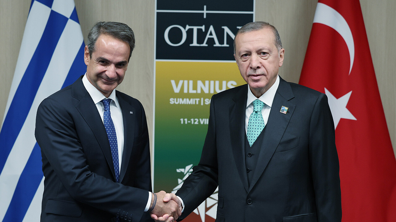NATO Zirvesi&#039;nin son gününde kritik temas: Miçotakis Cumhurbaşkanı Erdoğan&#039;a zeytin dalı uzattı