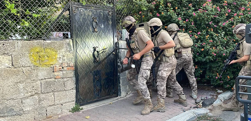 Mersin'de "torbacılara" şafak baskını: 30 gözaltı