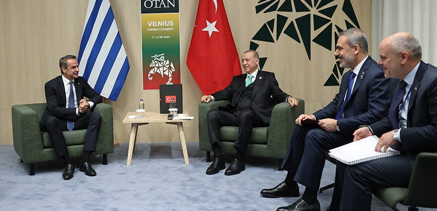 Erdoğan Yunanistan Başbakanı Kiryakos Miçotakis ile ikili görüşme gerçekleştirmek için bir araya geldi.