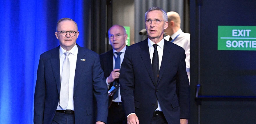 NATO Genel Sekreteri Jens Stoltenberg,iki buçuk saat sürmesi beklenen toplantının açılış konuşmasını yaptı.