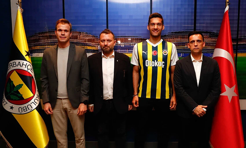 Milli golcü Umut Nayir 2+1 yıllık sözleşmeye imza attı