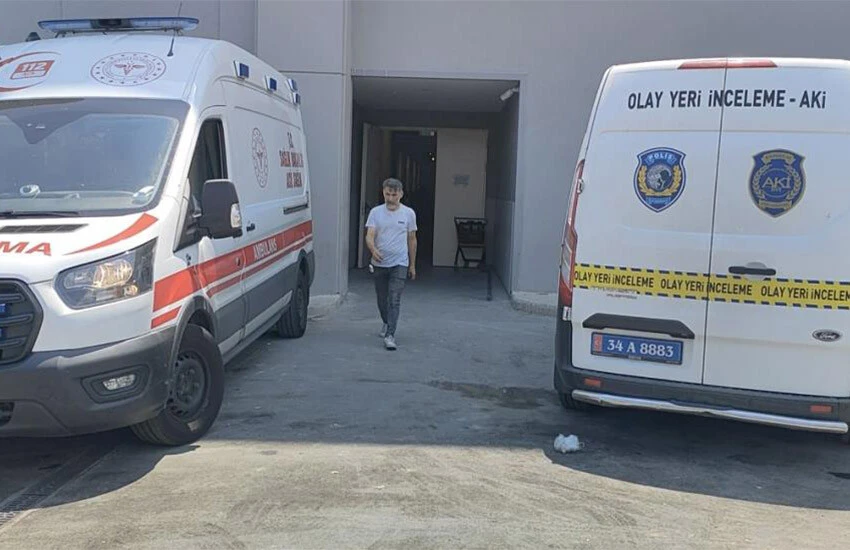 İstinye Park AVM’nin otopark bölümündeki temizlik odasında 52 yaşındaki temizlik personeli Ahmet Bekkaya, çamaşır ipiyle boruya asılmış halde ölü bulundu.