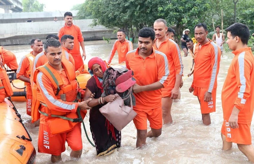 Hindistan'da sel felaketinin bilançosu ağırlaşıyor: Can kaybı 100'ü aştı