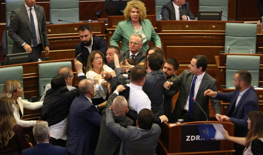 Kosova Meclisi'nde kavga: Başbakan Kurti'ye şişe fırlattılar