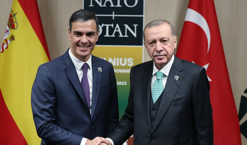 Sanchez, bu dönemde, AB'ye üyelik sürecinde Türkiye'yi ilgilendiren konuları gündeme getirmeye çalışacaklarına dair Cumhurbaşkanı Erdoğan'a söz verdiğini söyledi.