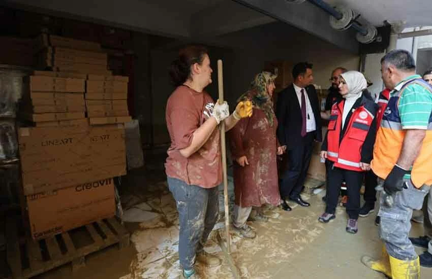 Aile ve Sosyal Hizmetler Bakanı Mahinur Özdemir Göktaş, selden etkilenen illerde acil ve temel ihtiyaçların karşılanması adına 50 milyon liralık kaynak oluşturduklarını söyledi