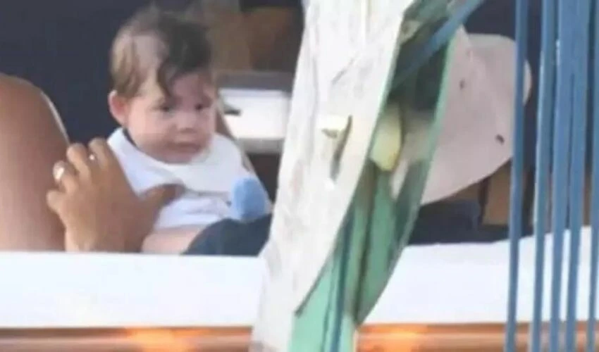 Burak Özçivit ile Fahriye Evcen'in oğlu Kerem ilk kez görüntülendi: Abisinin aynısı