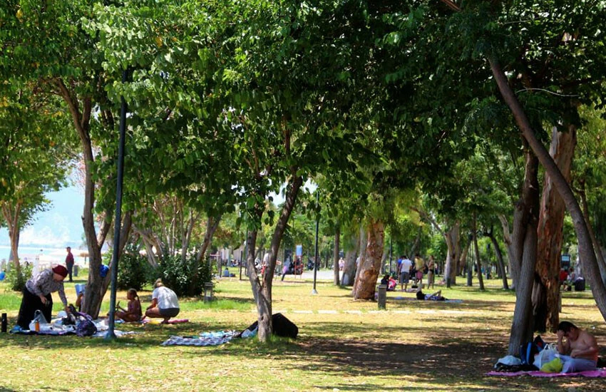 Turizm kenti Antalya’da hafta başından bu yana sıcak hava etkisini artırmaya başladı.