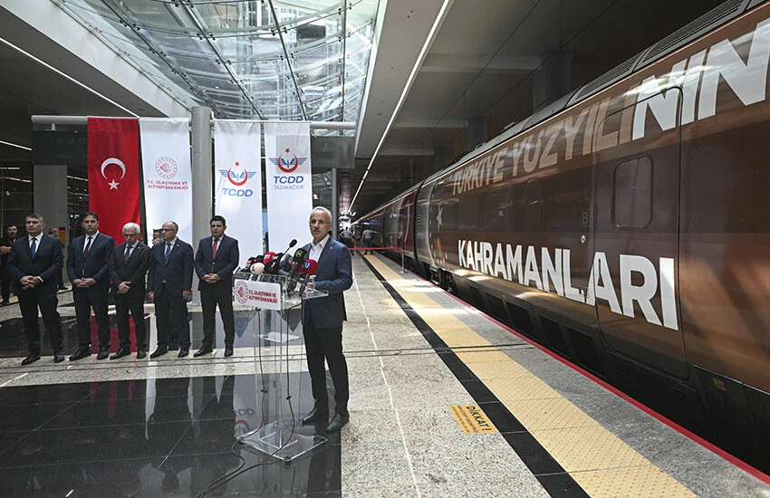 Ulaştırma ve Altyapı Bakanı Abdulkadir Uraloğlu, 15 Temmuz Demokrasi ve Milli Birlik Treni’nin ilk seferine uğurlandığı törene katıldı.