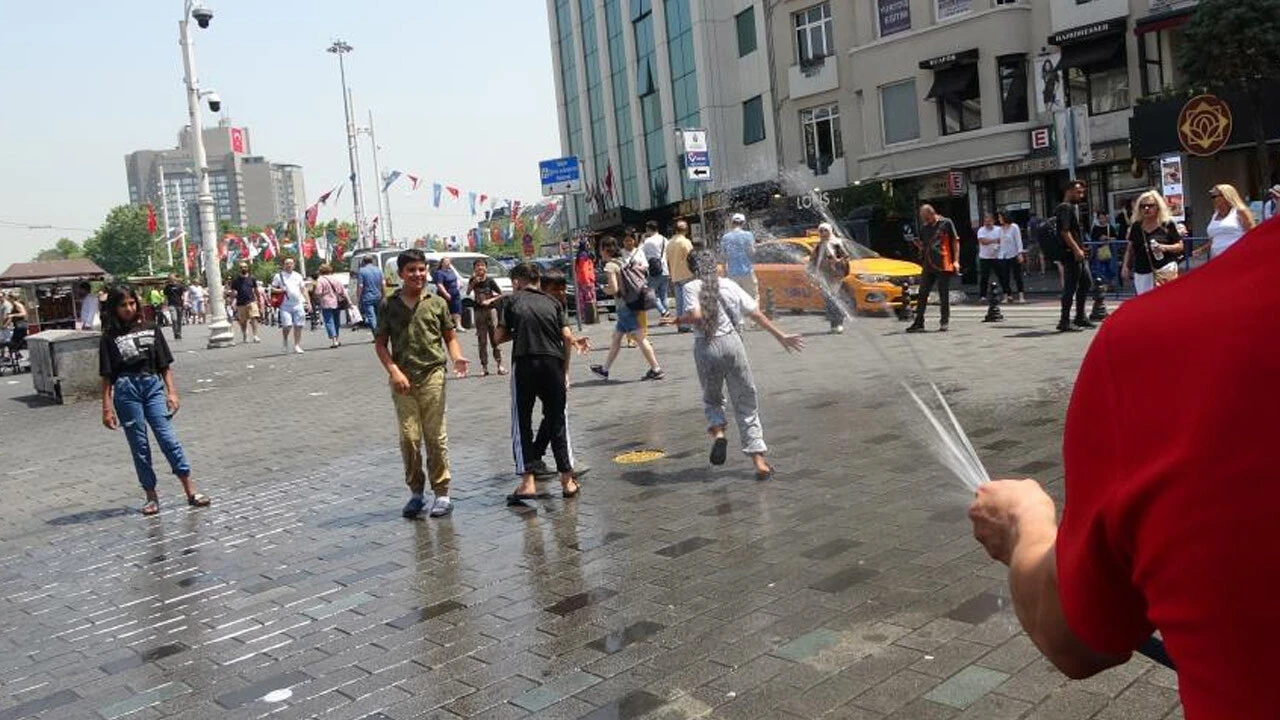 Taksim'de vatandaşların kavurucu sıcakla imtihanı...