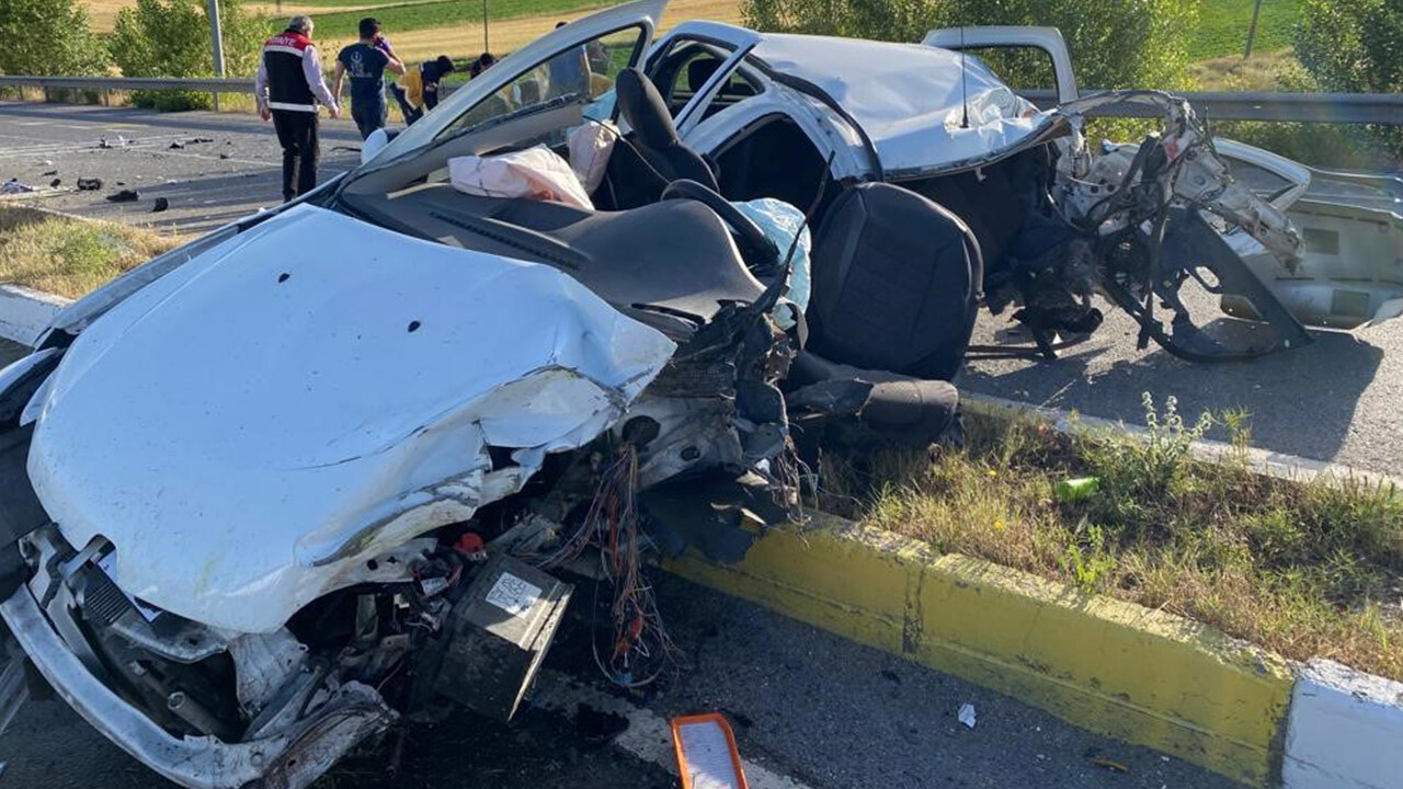 Feci kazada araç ikiye bölündü: 2 kişi hayatını kaybetti