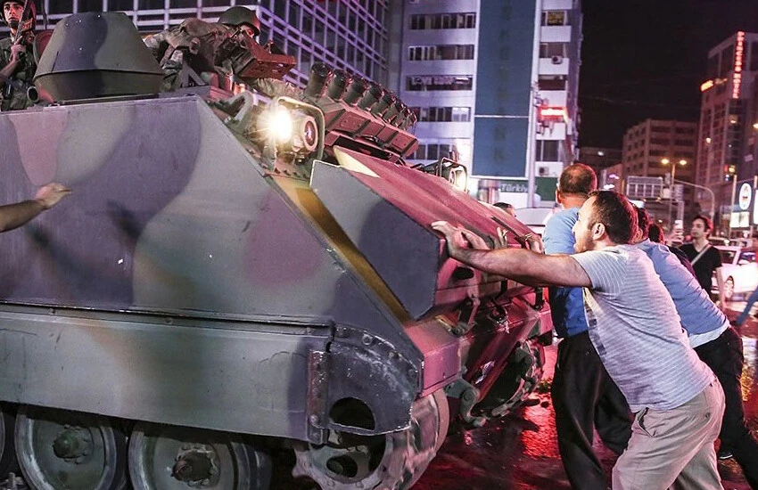 Vatandaşlar tanklara siper oldu