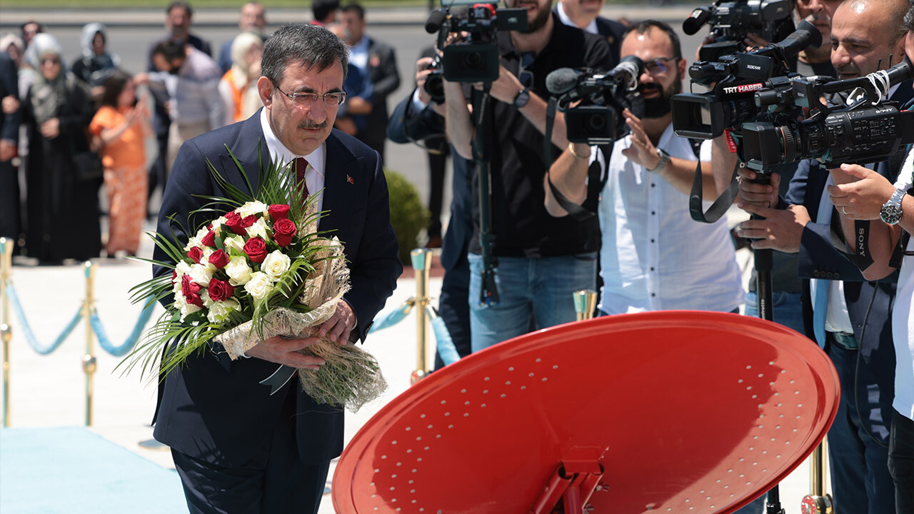 Cumhurbaşkanı Yardımcısı Cevdet Yılmaz, 15 Temmuz Anıtı&#039;na çelenk bıraktı