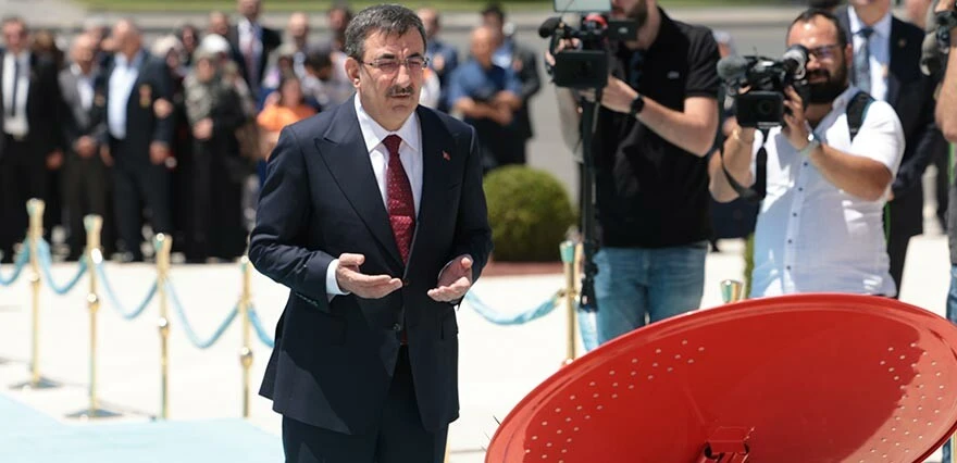 Cevdet Yılmaz çelenk bıraktı